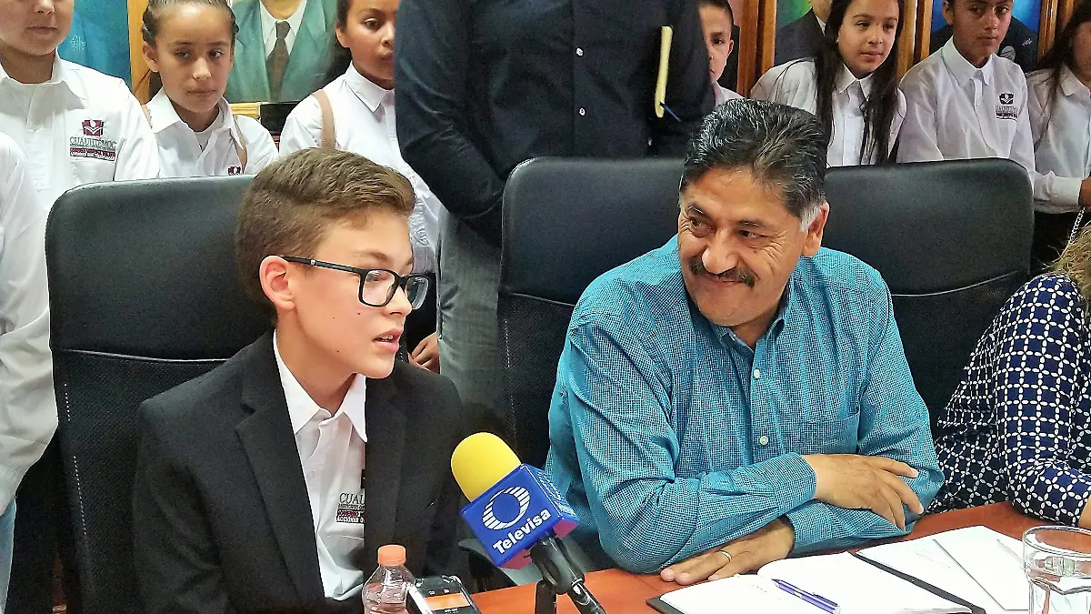 1 Alcalde infantil llama a los niños a dedicar tiempo al estudio