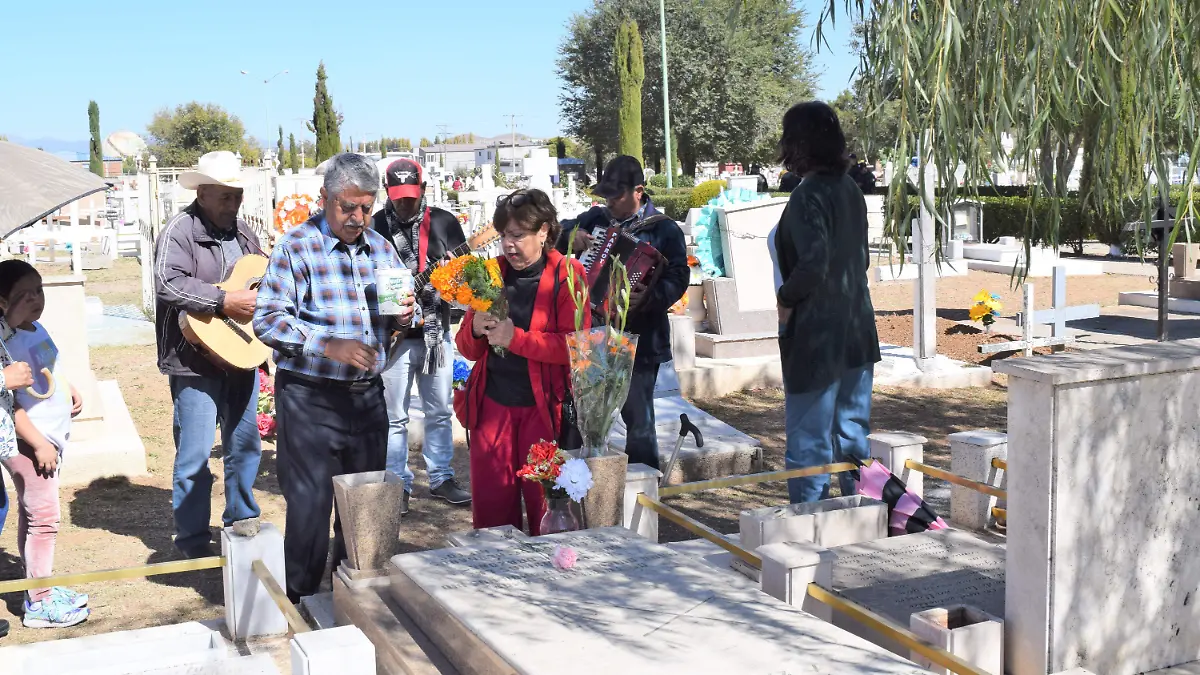 1 Cuauhtemenses rinden tributo a sus difuntos