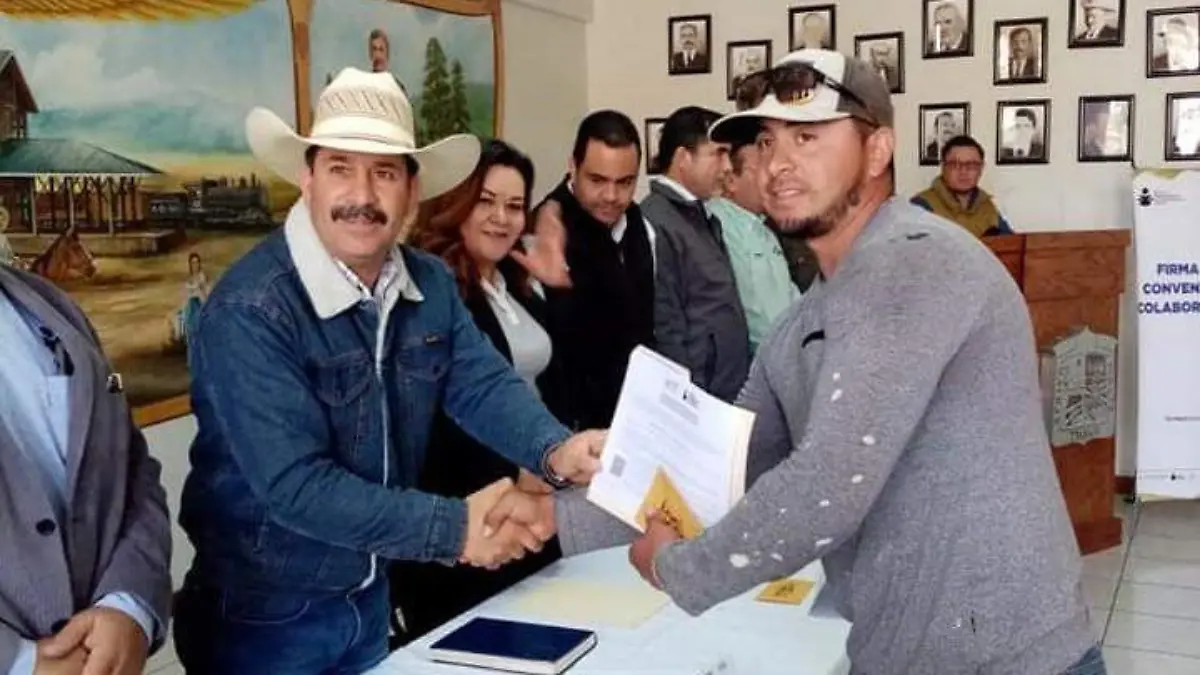 1 300 empleados municipales cursan educación básica, en Madera - copia