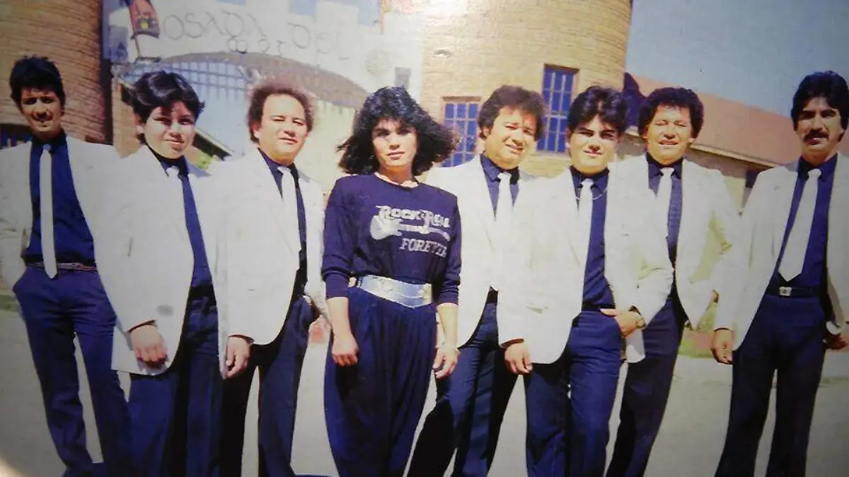 FOTO FAMILIAR Sentimiento Latino, fue creada por el maestro Adolfo en 1974