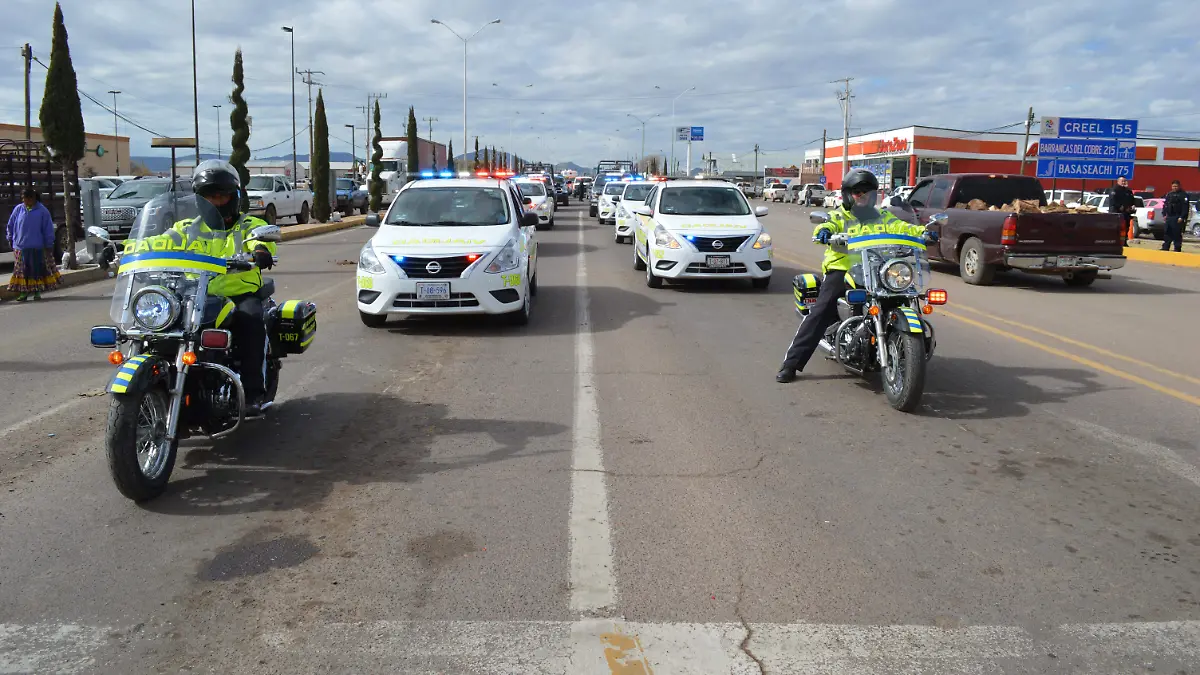 1 Tránsito de Cuauhtémoc auxilia a conductores ebrios antes de subirse al vehículo FOTO MARIBEL ALBA