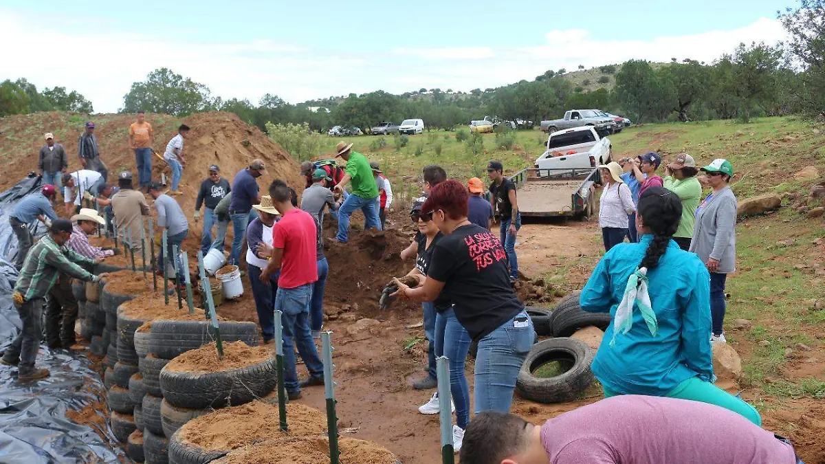 3 Vecinos y funcionarios rehabilitan represa en ejido El Baldón