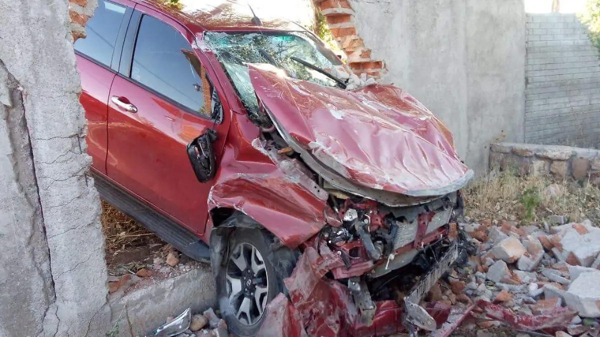 1 Menonita atraviesa barda con su pick up del año