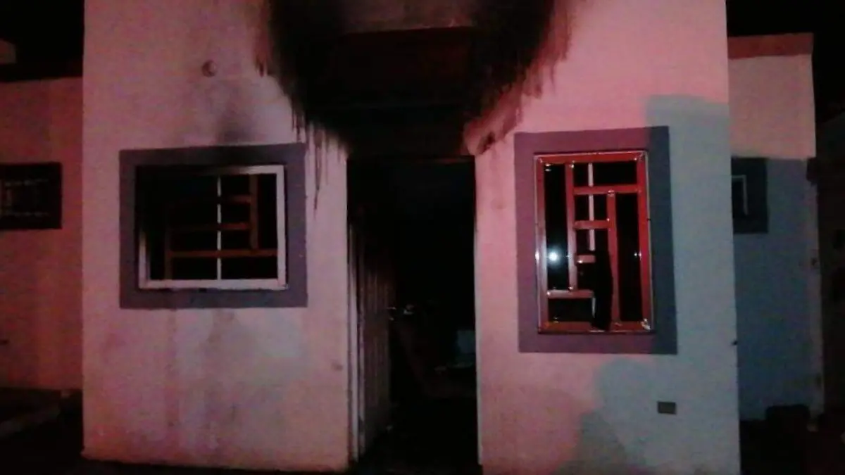 1 Joven deja veladoras encendidas y se incendia su casa