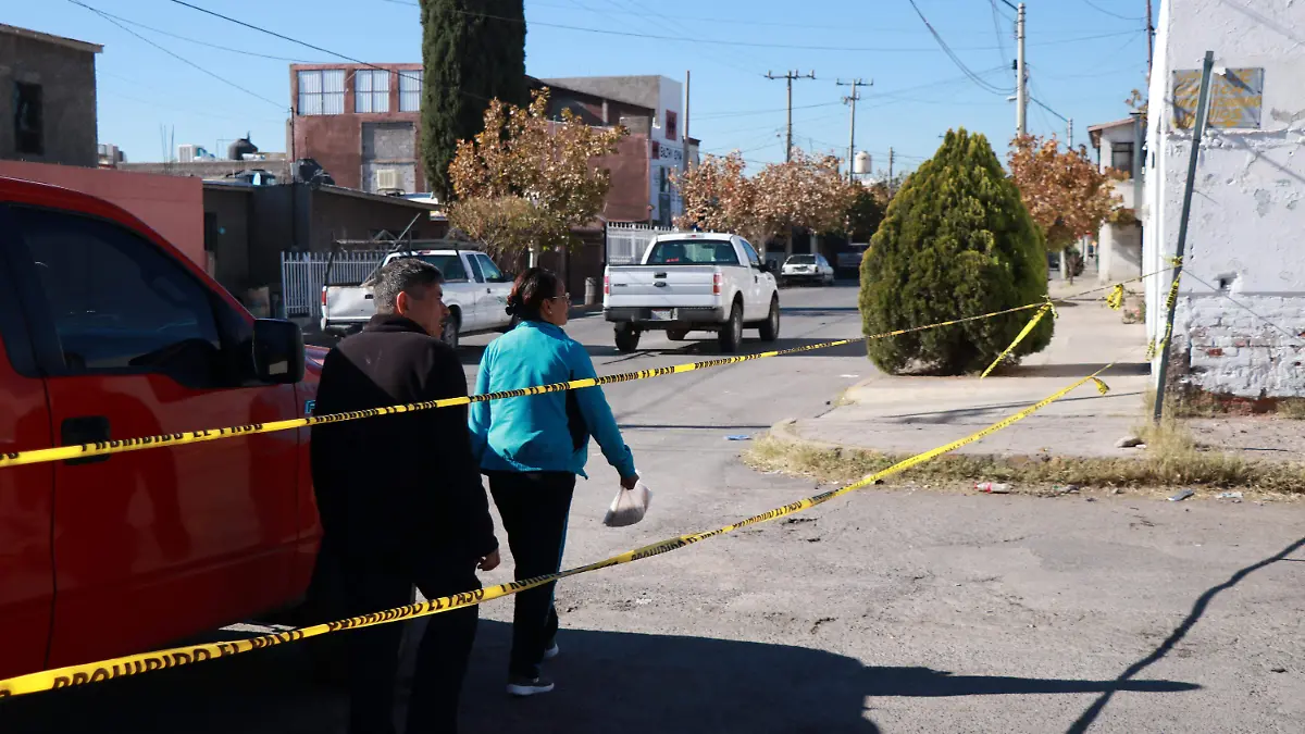 vecinos pasan por la zona del enfrentamiento
