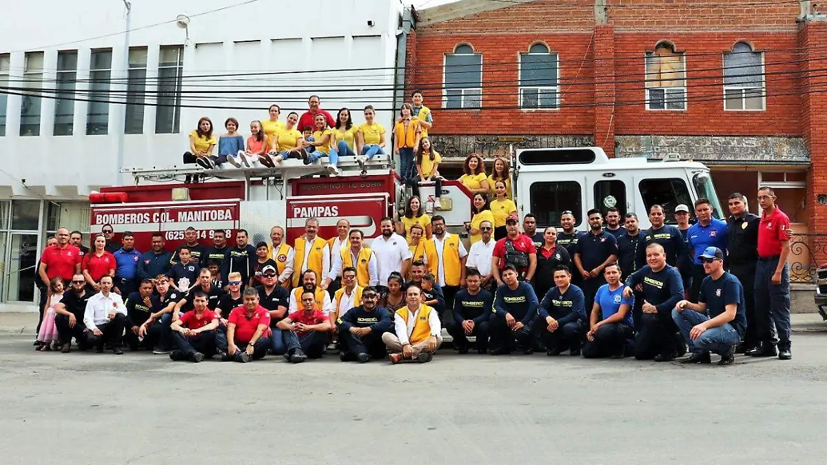 3 Rinden homenaje a bomberos y a su desaparecido comandante Guerreros Lares
