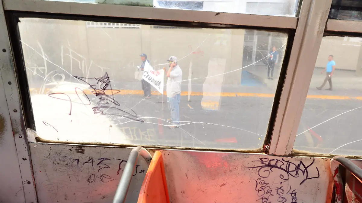 Camiones urbanos en malas condiciones (9)