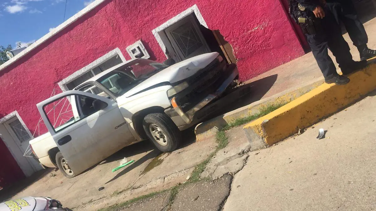1 Conductor alcoholizado se impacta contra una vivienda, en Anáhuac