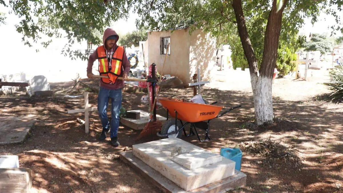 1 Preparan panteones de Cuauhtémoc para Días de Muertos