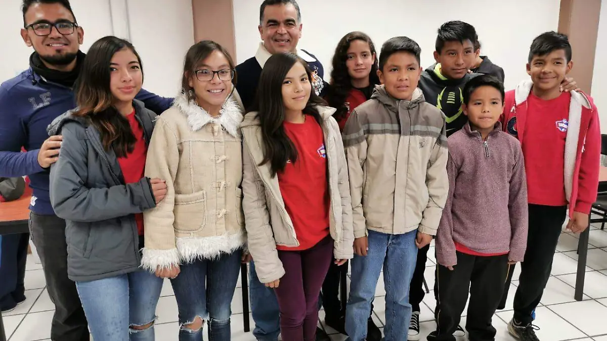 FOTO EDNA MARTÍNEZ  Coach David Alonso y Coach Hirám Esparza, con los ganadores de Vida 180, listos para el viaje a México
