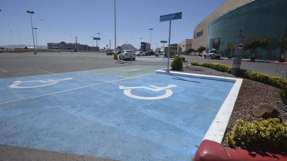 cajon-azul-y-verde-en-centro-comercial-10