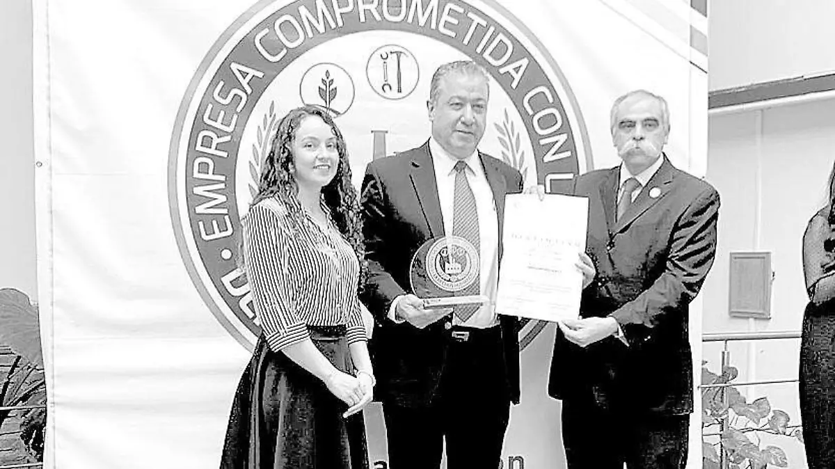 El director general de GLN, Luis Corral, recibió el reconocimiento - copia