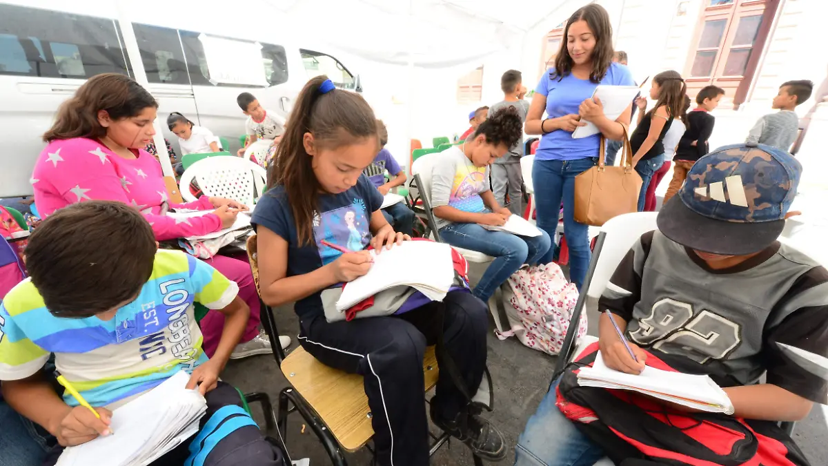 Niños alumnos de la escuela de nueva creacion punta oriente toman clases ala interperie (15)