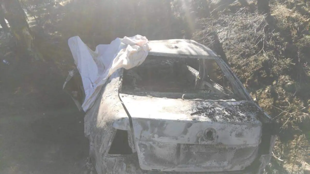 FOTO FZO Sufre volcadura y muere calcinado en su vehículo