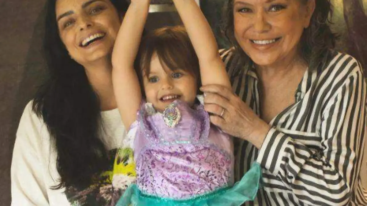 Gabriela Michel mamá de aislinn