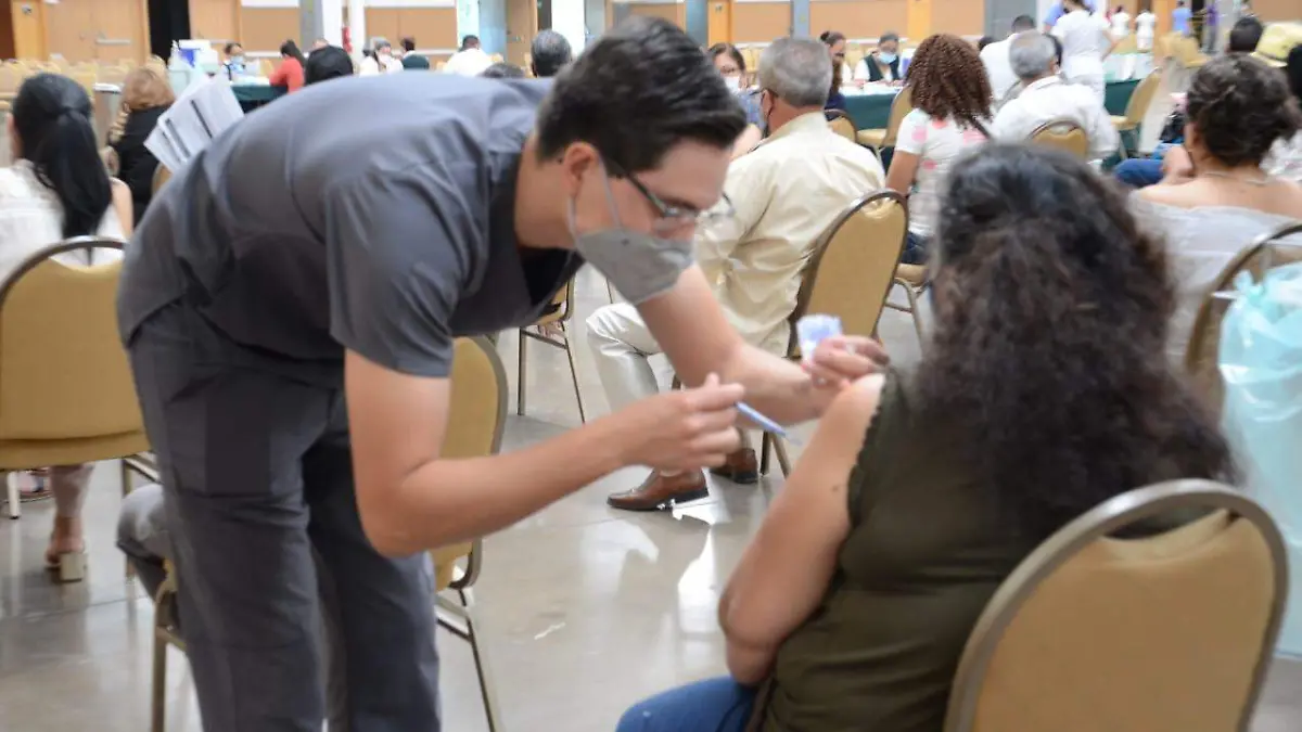 Esperan turno vacunas centro de convenciones 3