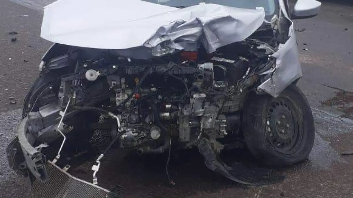 3 Deja 4 heridos choque entre ambulancia y vehículo