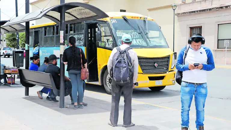 Gente en paradas de Camiones Urbanos ma (2)_CMYK