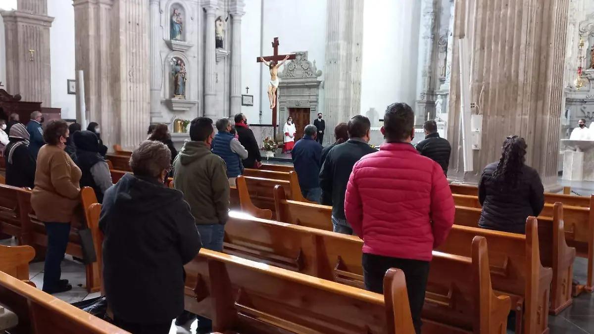 Católicos en misa