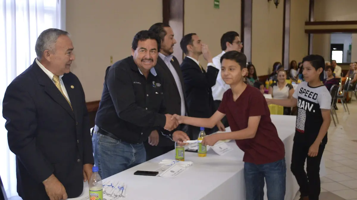 Reconocimientos a alumnos destacados