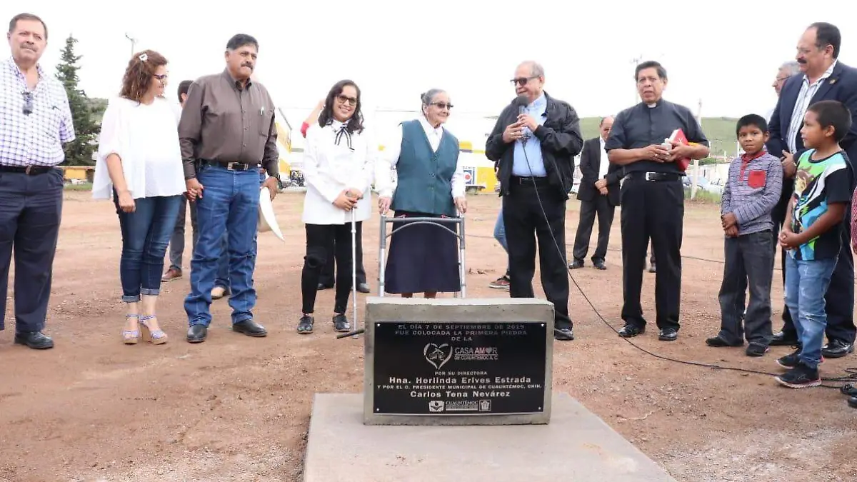 El obispo, Monseñor Juan Guillermo López Soto, colocó la primera piedra