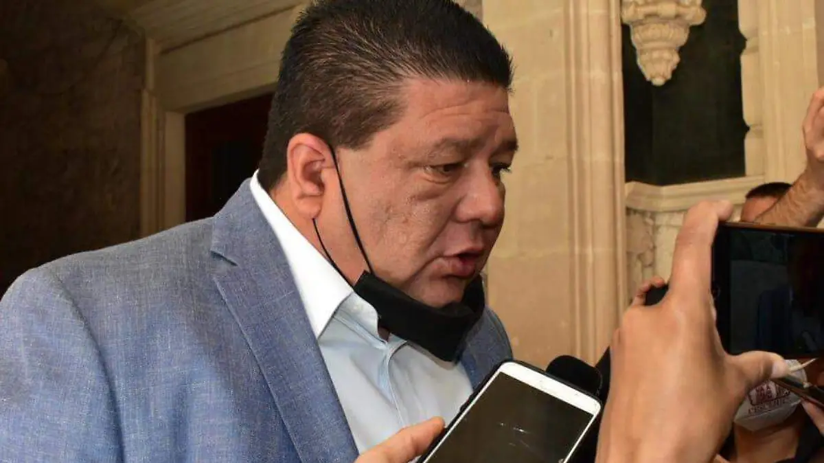 César Jauregui cubrebocas