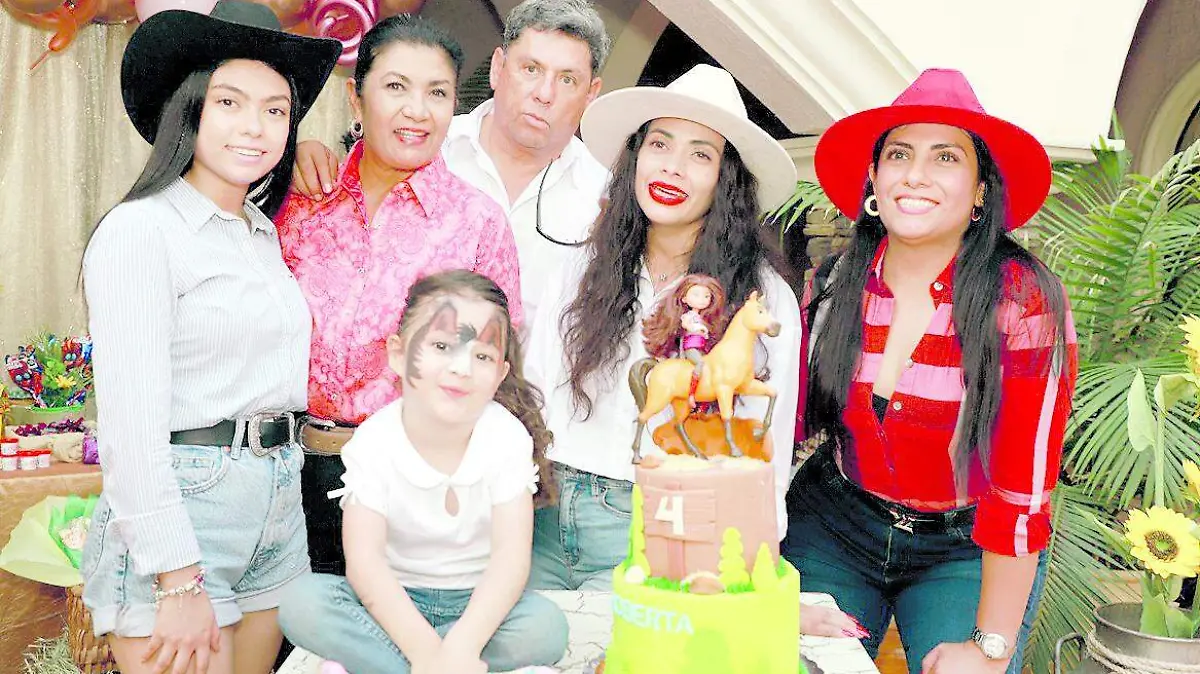 1-Familia Granados Vizcaíno con la festejada.
