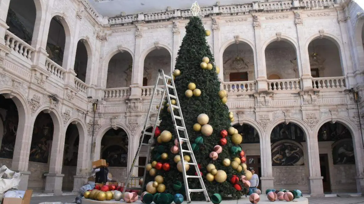 adornos navideños en el centro