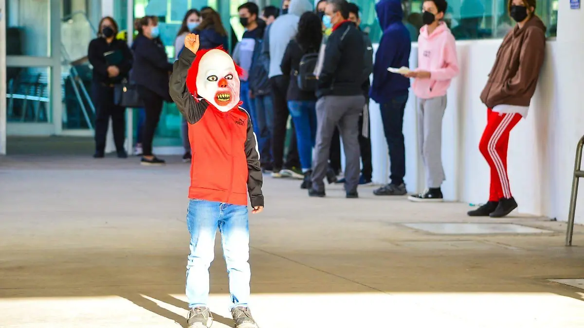niño con disfraz