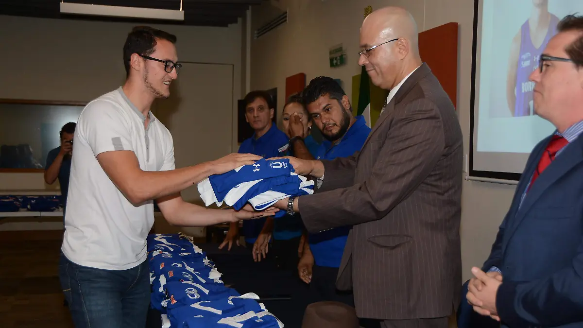 ENTREGA DE UNIFORMES-4 colas