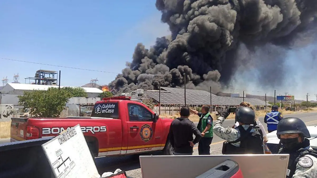 bomberos en incendio