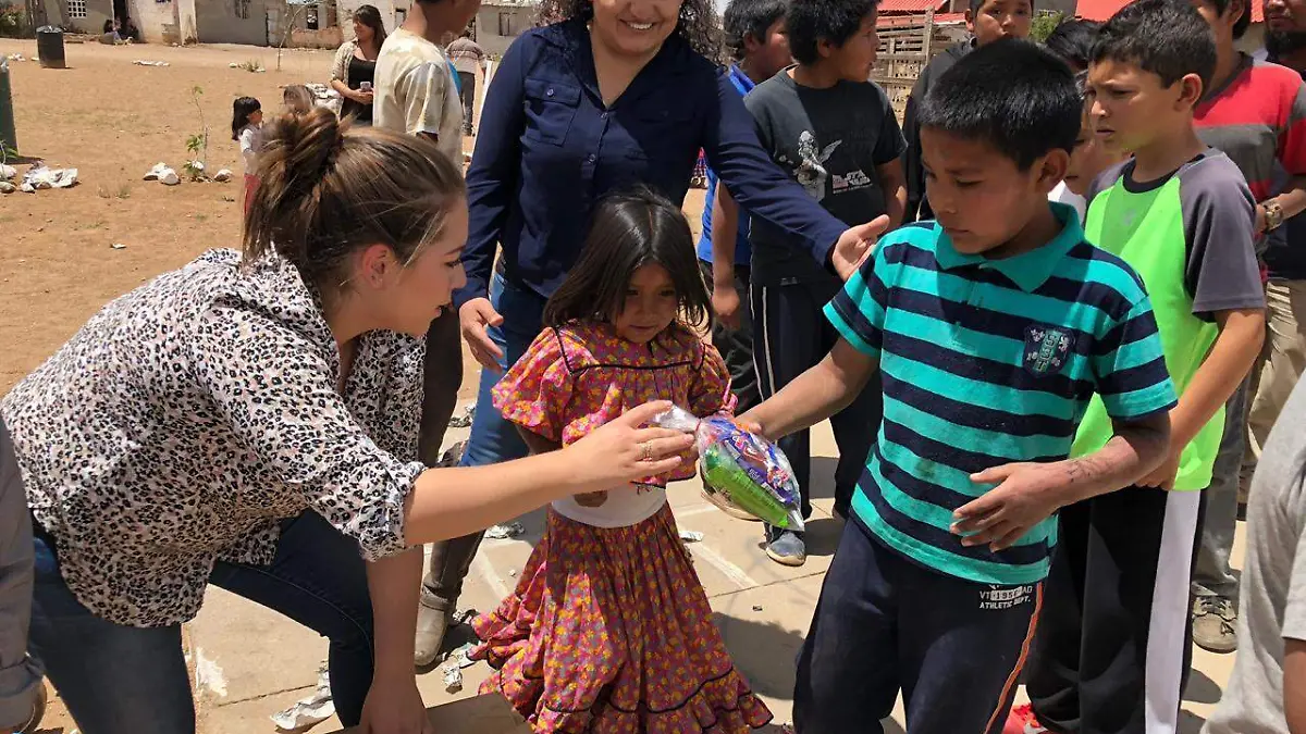 2. La presidenta del DIF y el edil convivieron con los niño del sector de Tierra Nueva