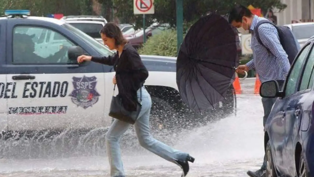 mujer esquiva charcos