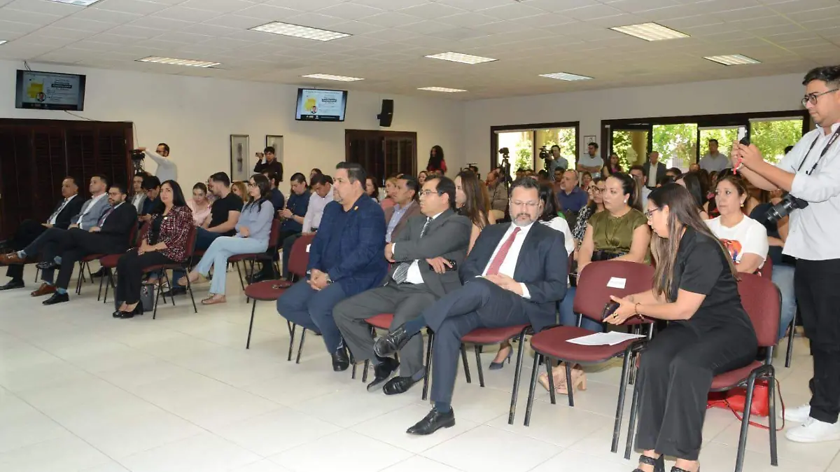 presentan libro “Democracia Constitucional en México”