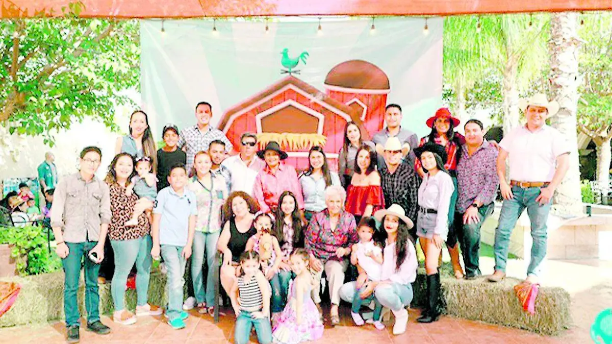 3-La festejada con su familia.