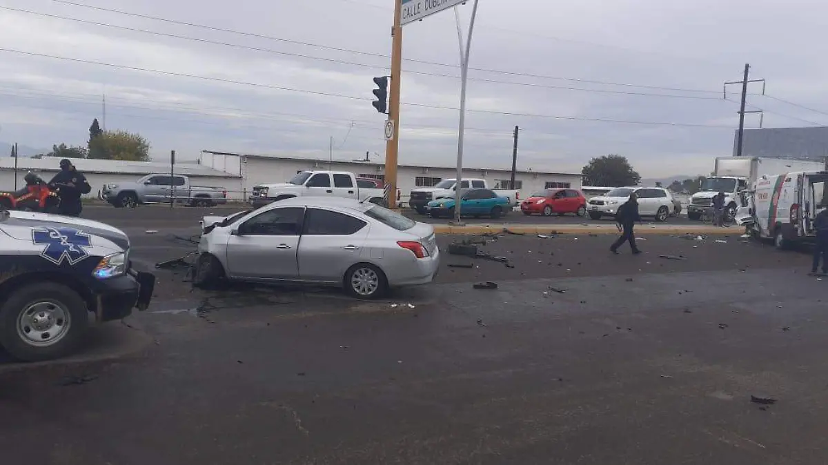 2 Deja 4 heridos choque entre ambulancia y vehículo