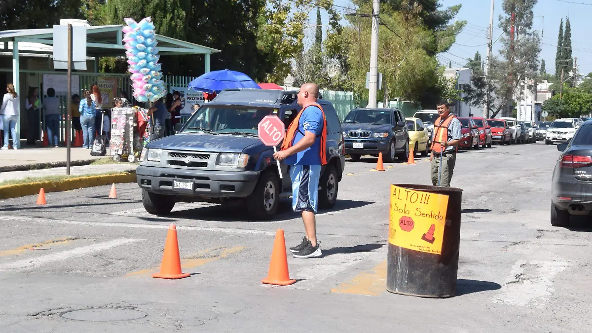 Falta de pintas paso peatonal y cierran circulacion sentido en calles sabino y gabino barrera (9)