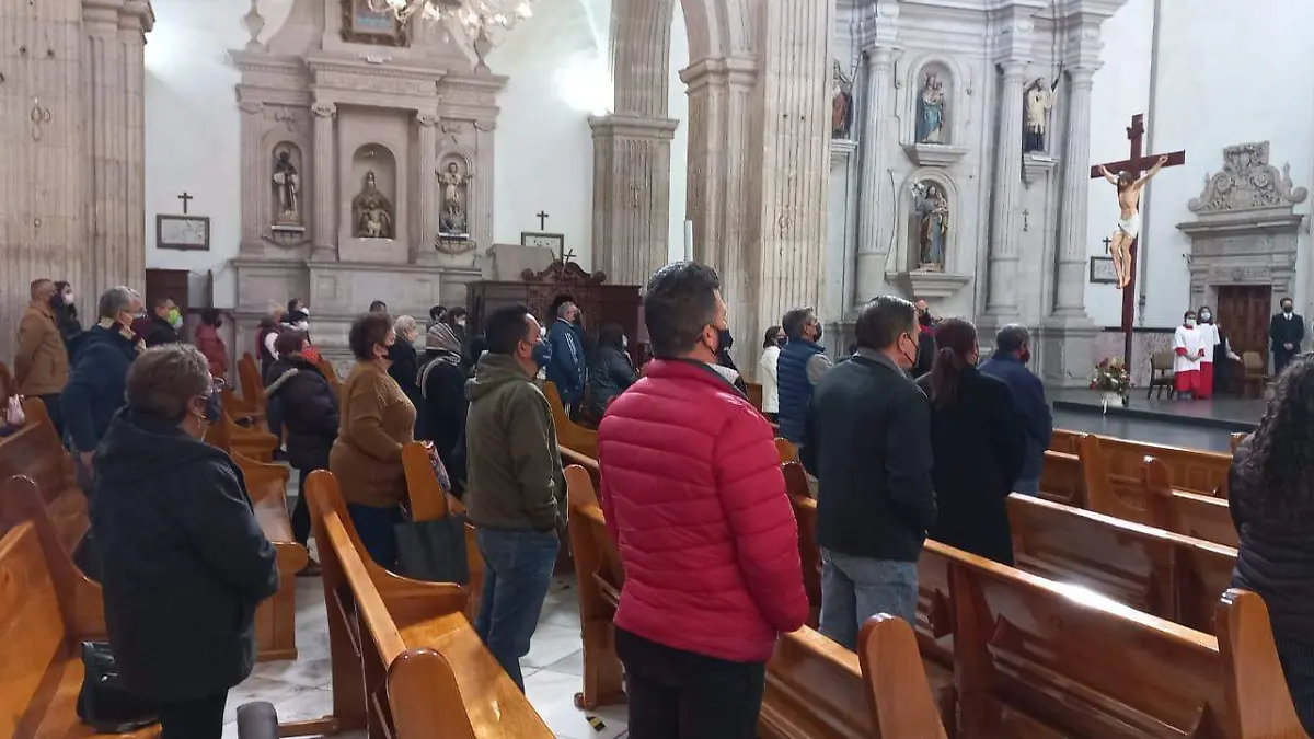 Católicos en misa 2