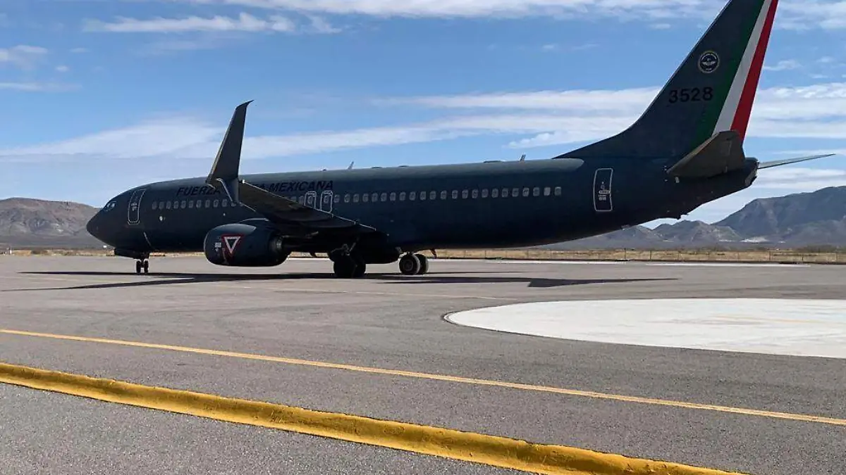 llega avión con embarque de vacunas