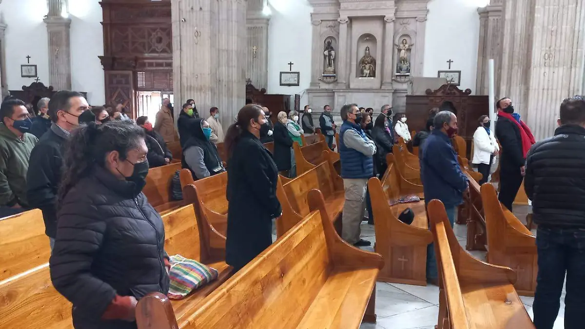 Católicos en misa 3