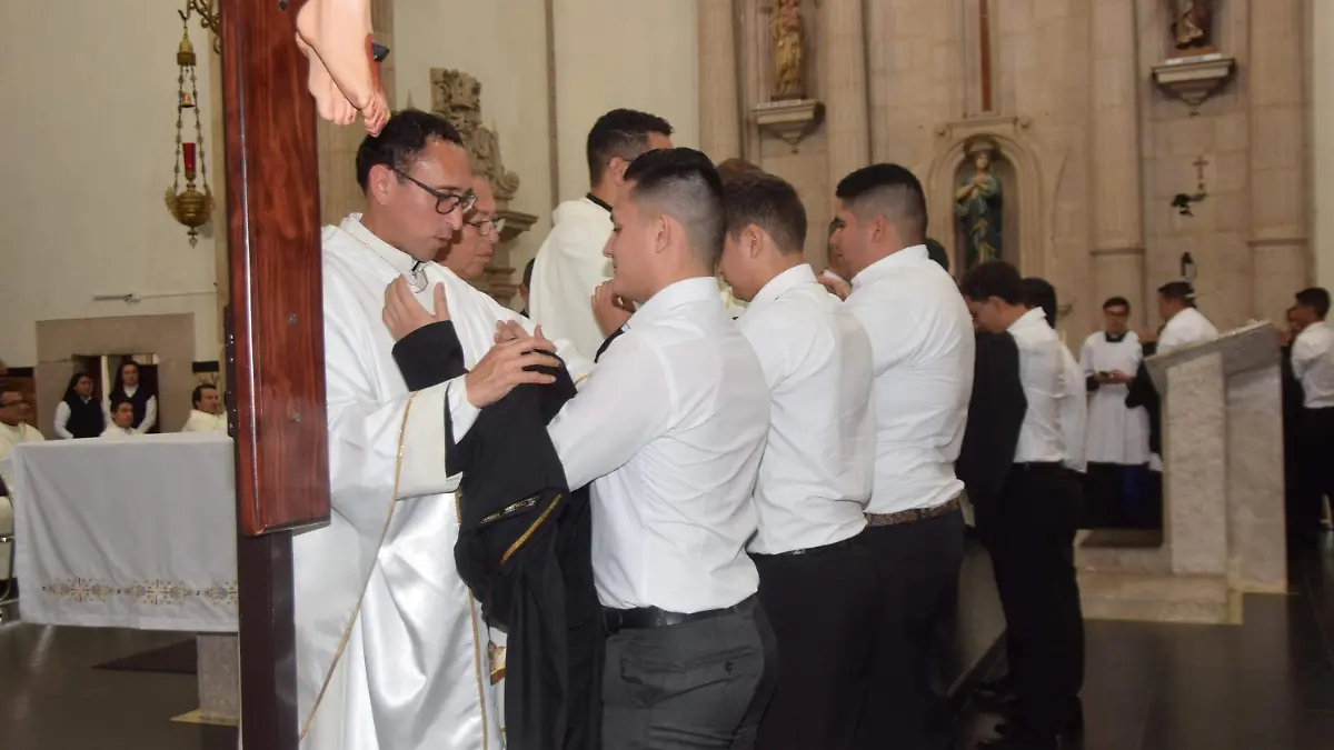 Imposicion de sotanas en misa en catedral (53)