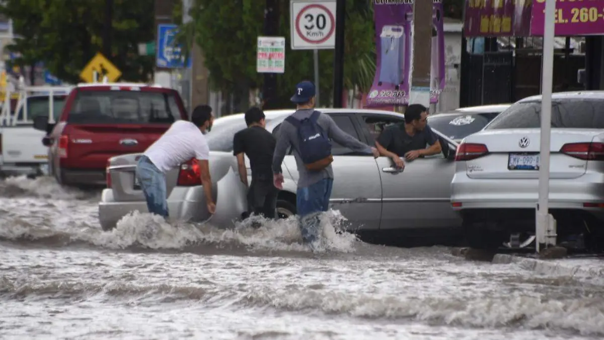 carro atorado en corriente
