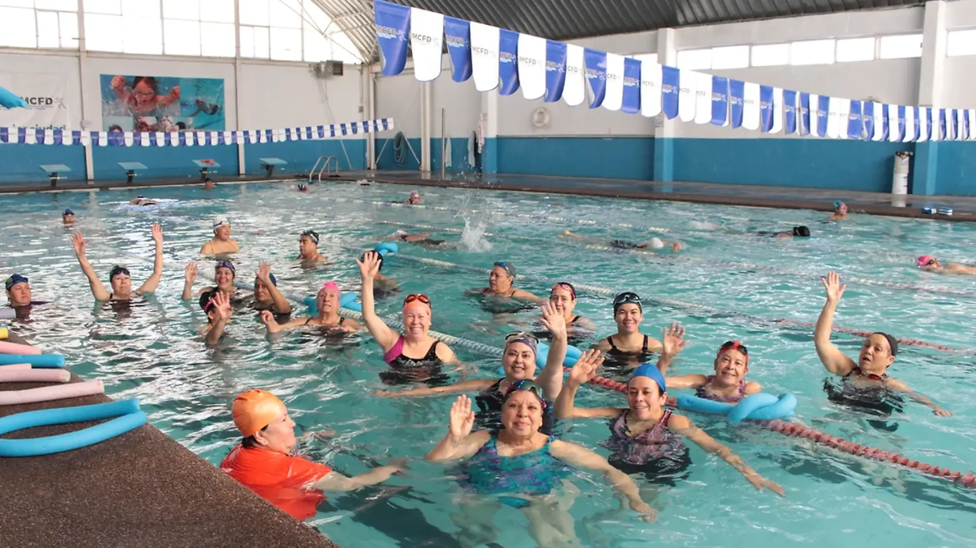 Centro Recreativo Niño Espino adultos mayores nadando natación agua 