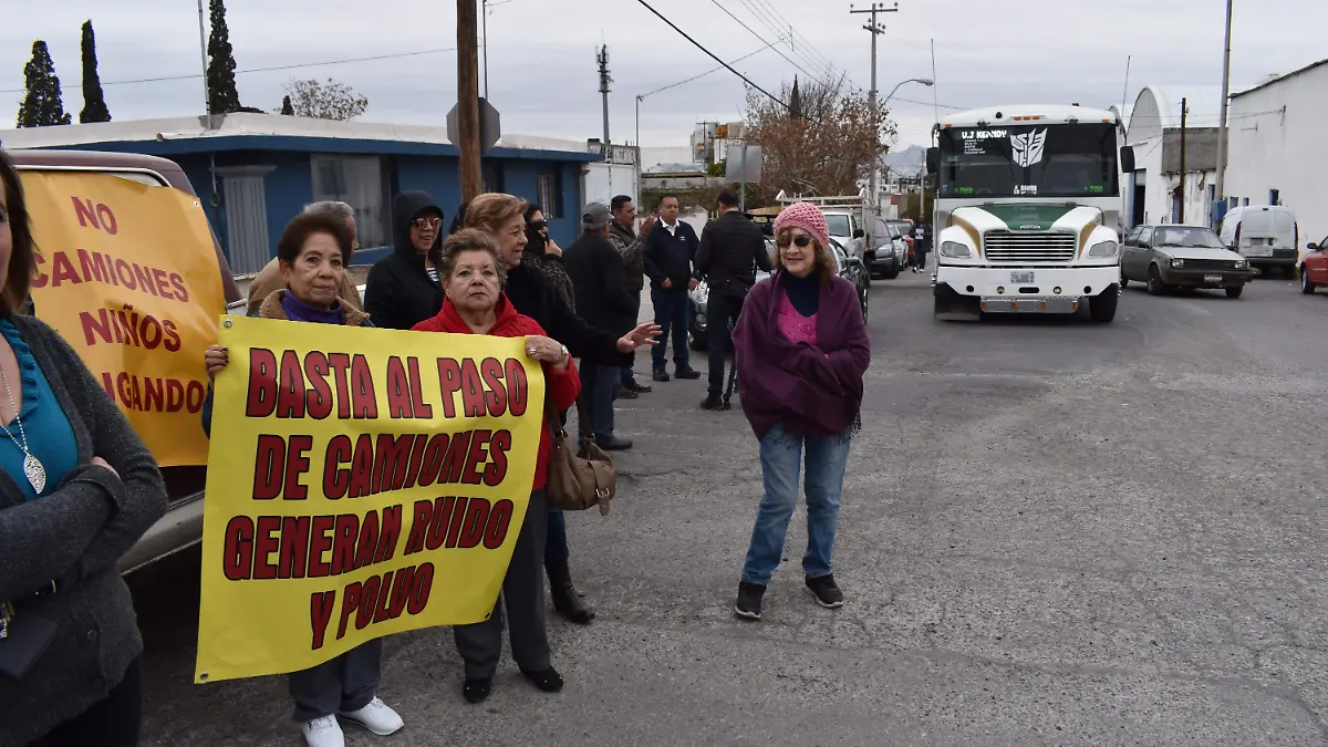 BLOQUEAC CALLE X PASO DE CAMIONES (8)