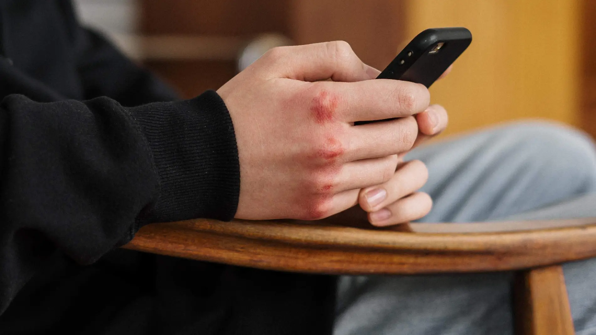 menor adolescente violencia familia celular