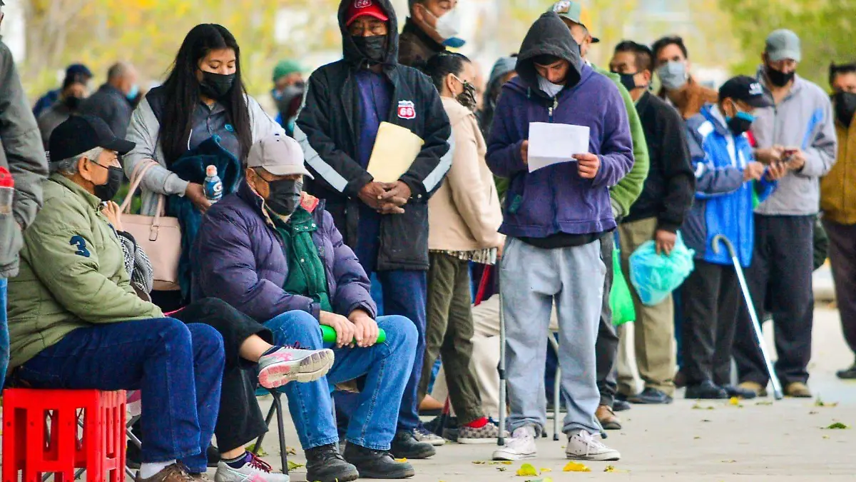 filas de abuelitos para vacuna