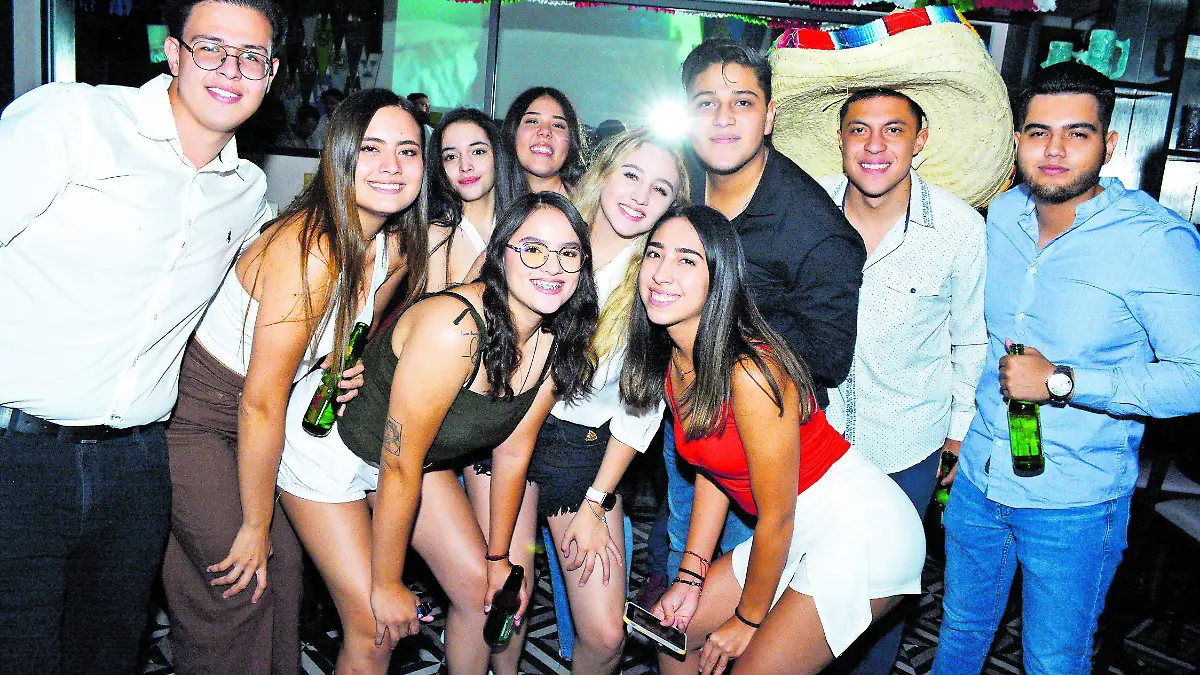 PRINCIPAL Noche de fiesta con amigos_CMYK