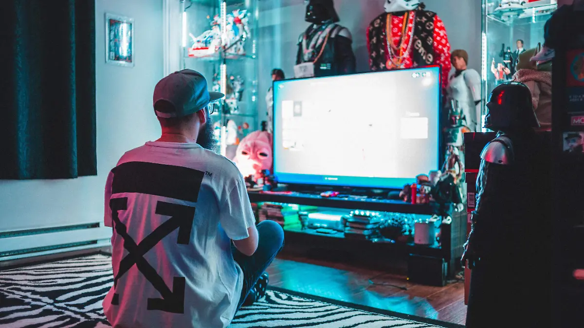 pexels-erik-mclean-7476607