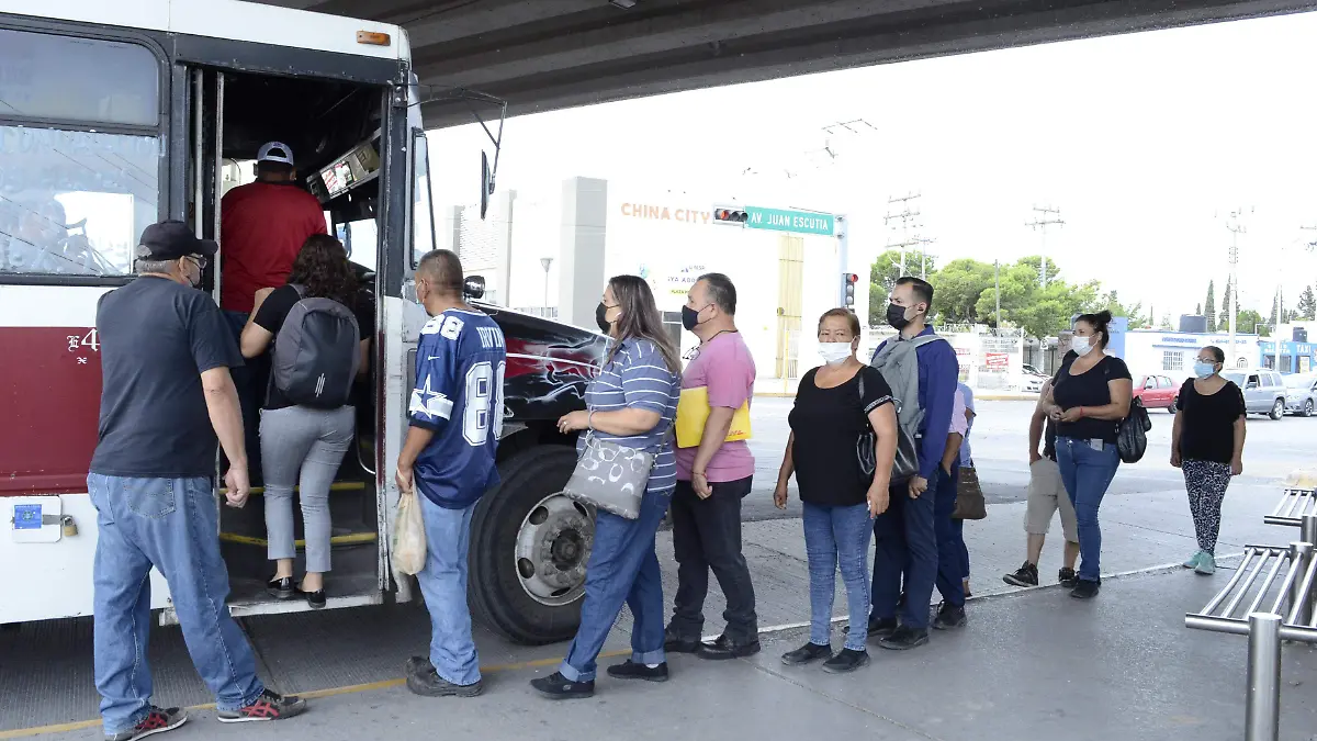 Filas de gente en parada de camion av Juan Escutia y Tecnologico (10)