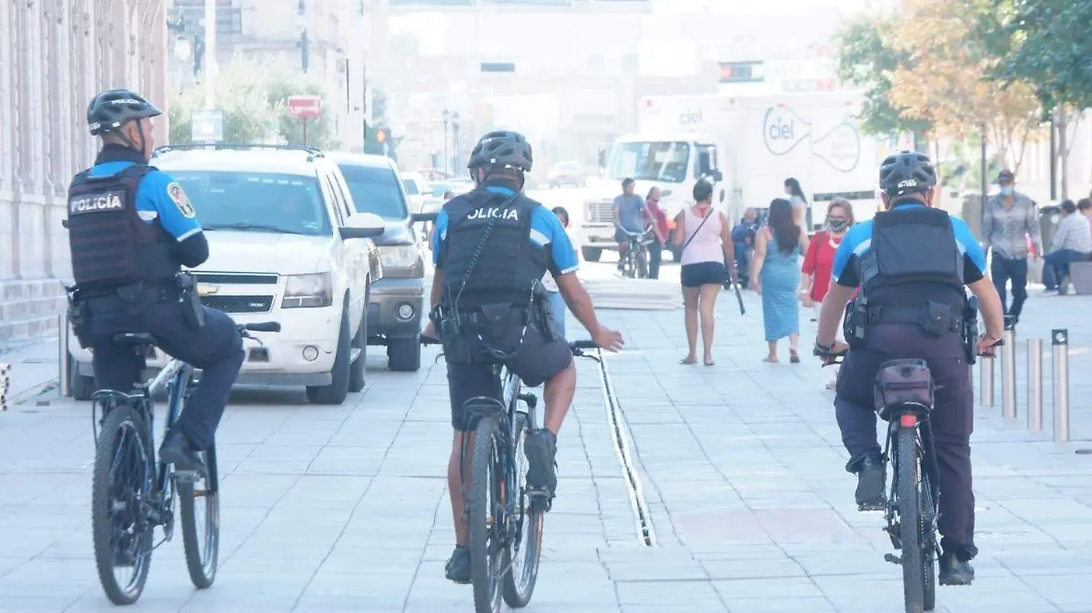 policías en bicicleta